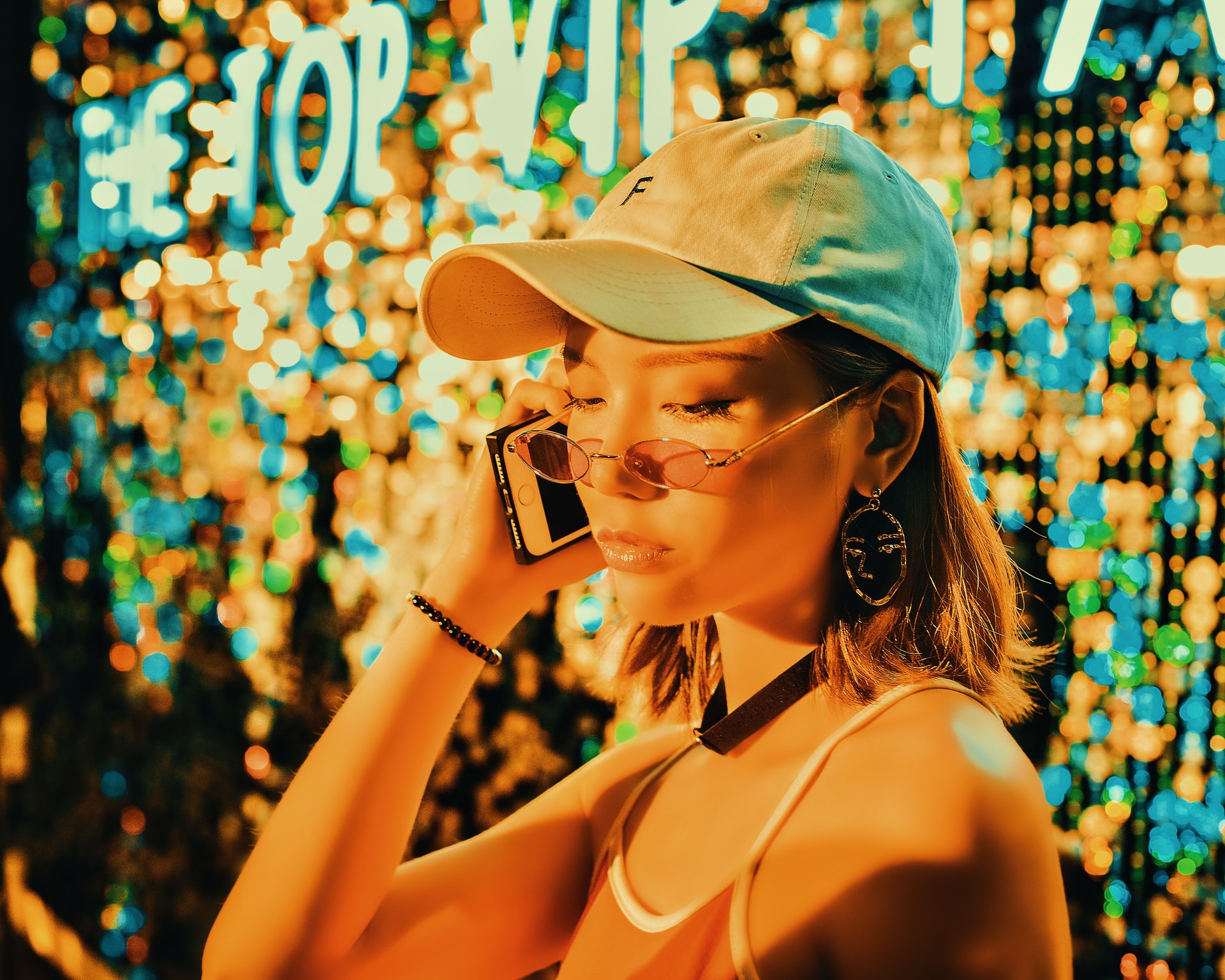 Trend-Studie zur Generation Z- Stets digital vernetzt mit Smartphones. Nachhaltigkeit wird wichtiger. Foto- Envato