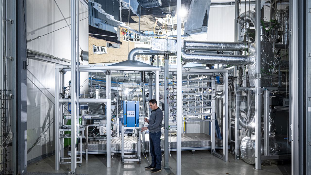 Detailansicht des Bausteins Methanpyrolyse mittelsFlüssigmetall-Blasensäulenreaktor des KIT - ITES/TVT, rechts: Gaszufuhr und Konditionierung, Mitte: Ofen mit integriertem Flüssigmetall-Blasensäulenreaktor, links: Filtersystem zur Auftrennung des Produktgases, Gasanalyse Ansprechpartner: Benjamin Dietrich Geschäftsführer (Akademischer Oberrat) Inst. f. Thermische Verfahrenstechnik, TVT © copyright by Karlsruher Institut für Technologie Allgemeine Services - Crossmedia Abdruck honorarfrei im redaktionellen Bereich Belegexemplar erbeten *** Local Caption *** Detailansicht des Bausteins Methanpyrolyse mittels Flüssigmetall-Blasensäulenreaktor des KIT - ITES/TVT, rechts: Gaszufuhr und Konditionierung, Mitte: Ofen mit integriertem Flüssigmetall-Blasensäulenreaktor, links: Filtersystem zur Auftrennung des Produktgases, Gasanalyse Ansprechpartner: Benjamin Dietrich Geschäftsführer (Akademischer Oberrat) Inst. f. Thermische Verfahrenstechnik, TVT © copyright by Karlsruher Institut für Technologie Allgemeine Services - Crossmedia Abdruck honorarfrei im redaktionellen Bereich Belegexemplar erbeten