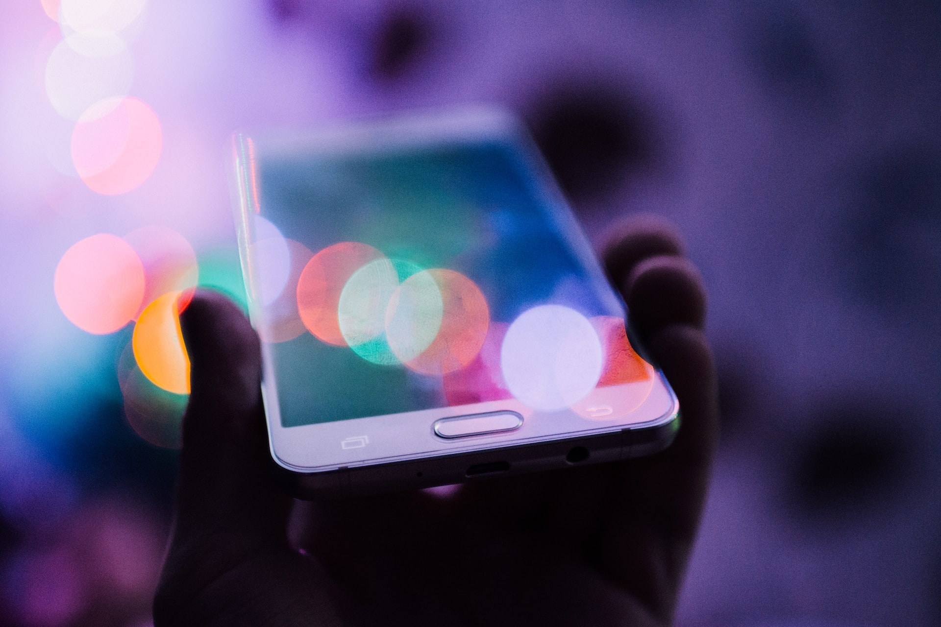Smartphone-iPhone-Konzert-Musik-Rodion-Kutsaiev-Unsplash